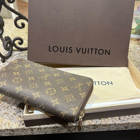 Louis Vuitton Zippy Wallet - Picture 6 of 13